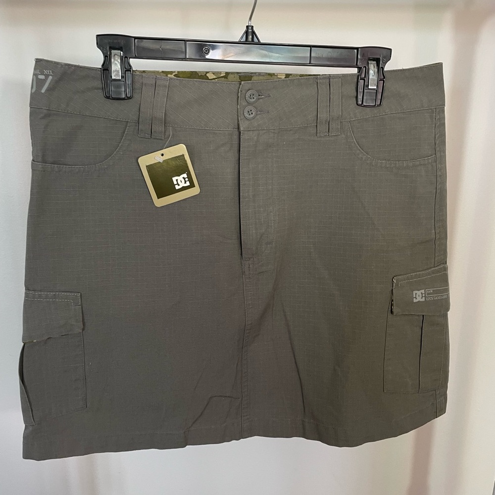 Vintage Y2K DC grey cargo skirt, size 11